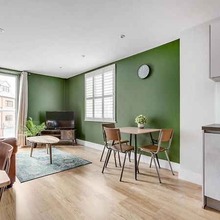 Executive 2 Bedroom Apt City Centre Free Pkg , Wifi By Tent Serviced Apartments Стейнс Экстерьер фото
