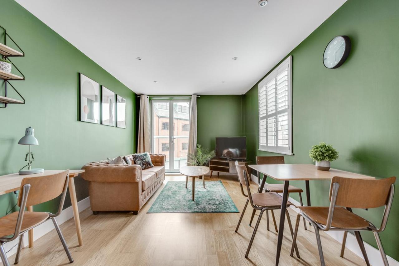 Executive 2 Bedroom Apt City Centre Free Pkg , Wifi By Tent Serviced Apartments Стейнс Экстерьер фото